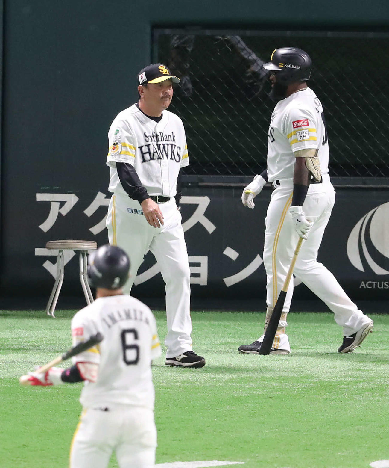 ソフトバンク対ロッテ　5回裏、投手交代を告げにベンチから出てくる藤本監督（撮影・梅根麻紀）