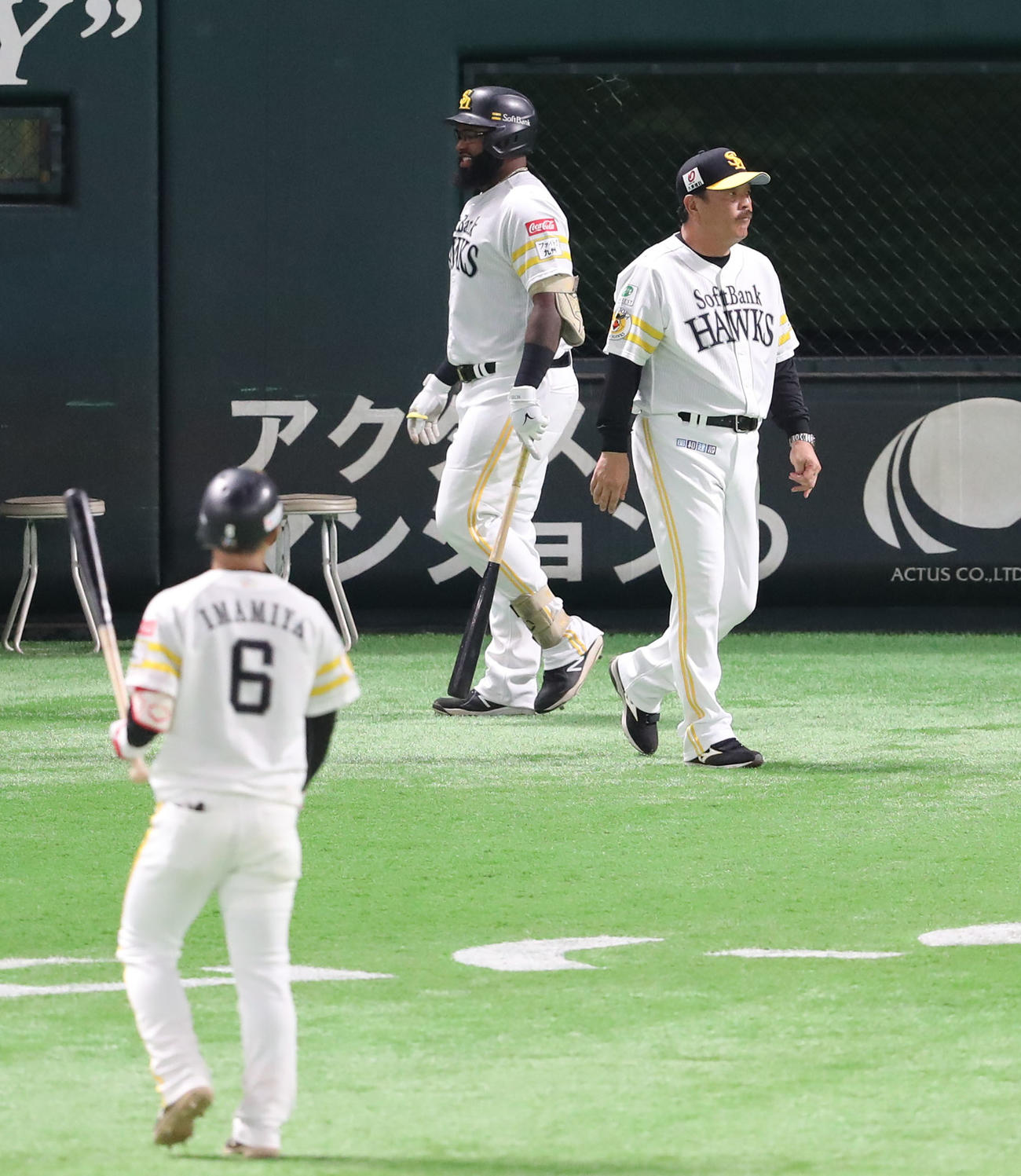 ソフトバンク対ロッテ　5回前、投手交代を審判に告げる藤本監督（撮影・梅根麻紀）