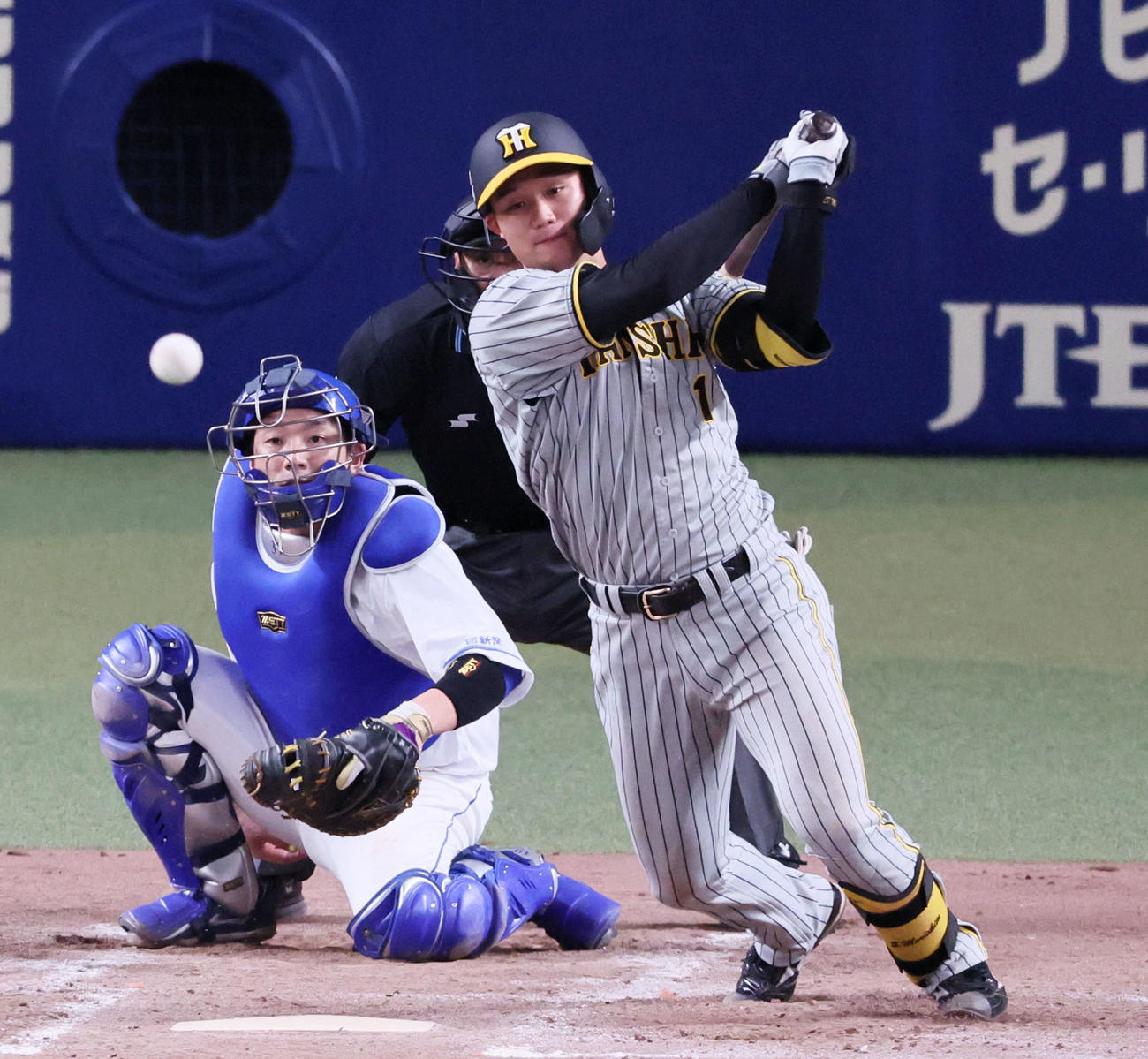 中日対阪神　4回表阪神無死、森下は中前打を放つ（撮影・加藤哉）