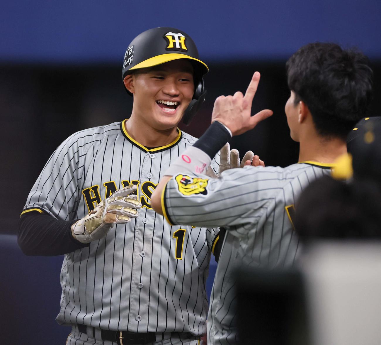 中日対阪神　1回表阪神無死一塁、中野の先制適時三塁打で生還し笑顔を見せる森下（撮影・上田博志）