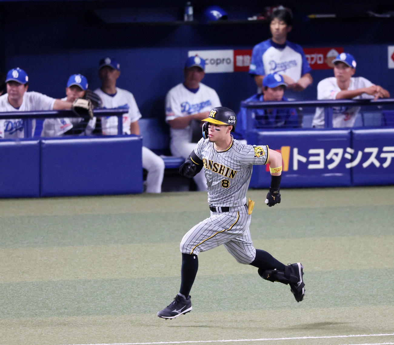 中日対阪神　4回表阪神2死一、二塁、佐藤輝は右適時三塁打を放つ（撮影・加藤哉）