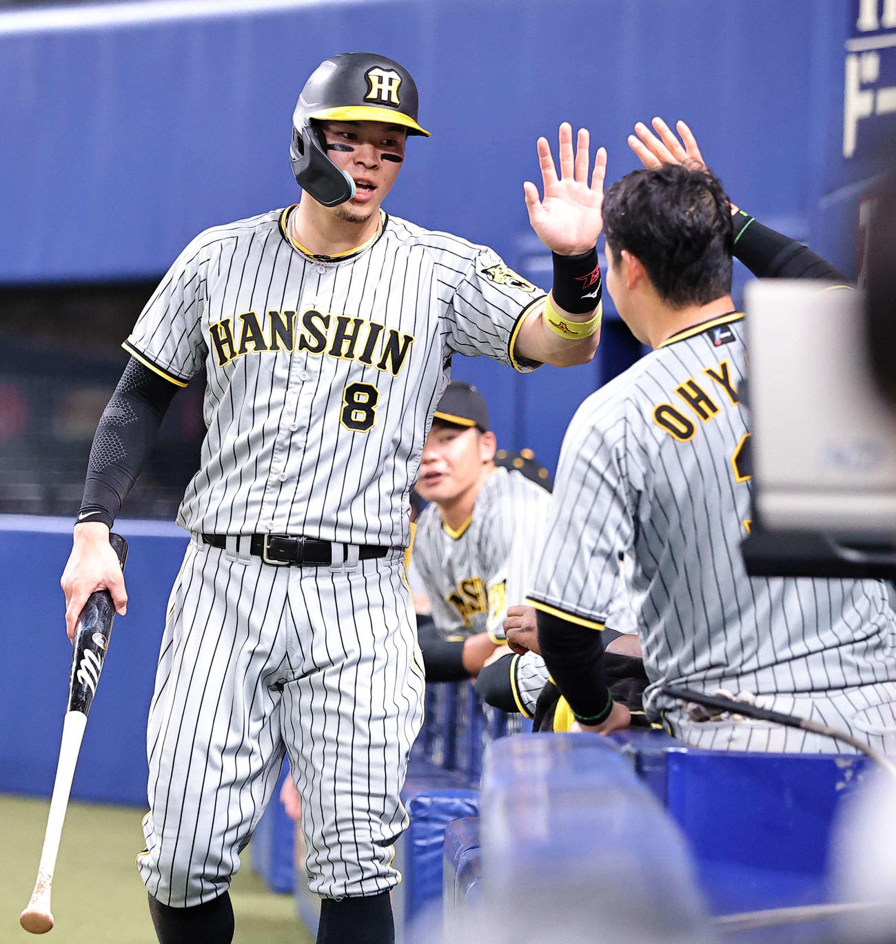 中日対阪神　4回表阪神2死三塁、佐藤輝はノイジーの適時打で生還する（撮影・上田博志）