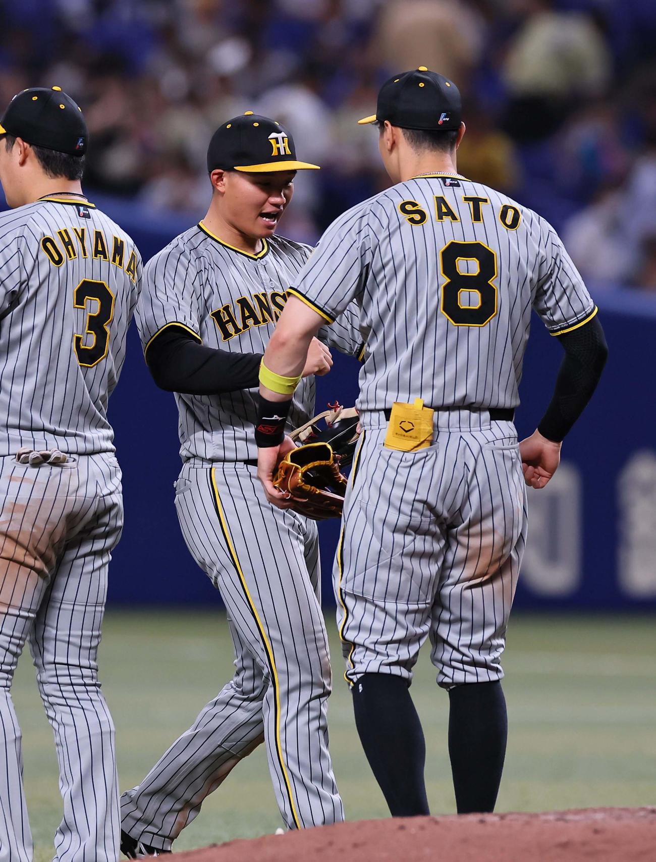 中日対阪神　森下（中央）は佐藤輝とポーズを決める（撮影・上田博志）