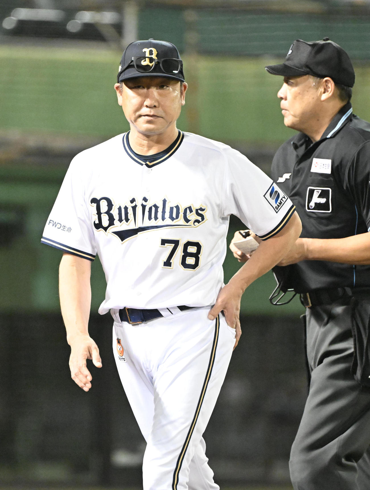 オリックス対西武　6回、投手の交代を告げるオリックス中嶋監督（撮影・和賀正仁）