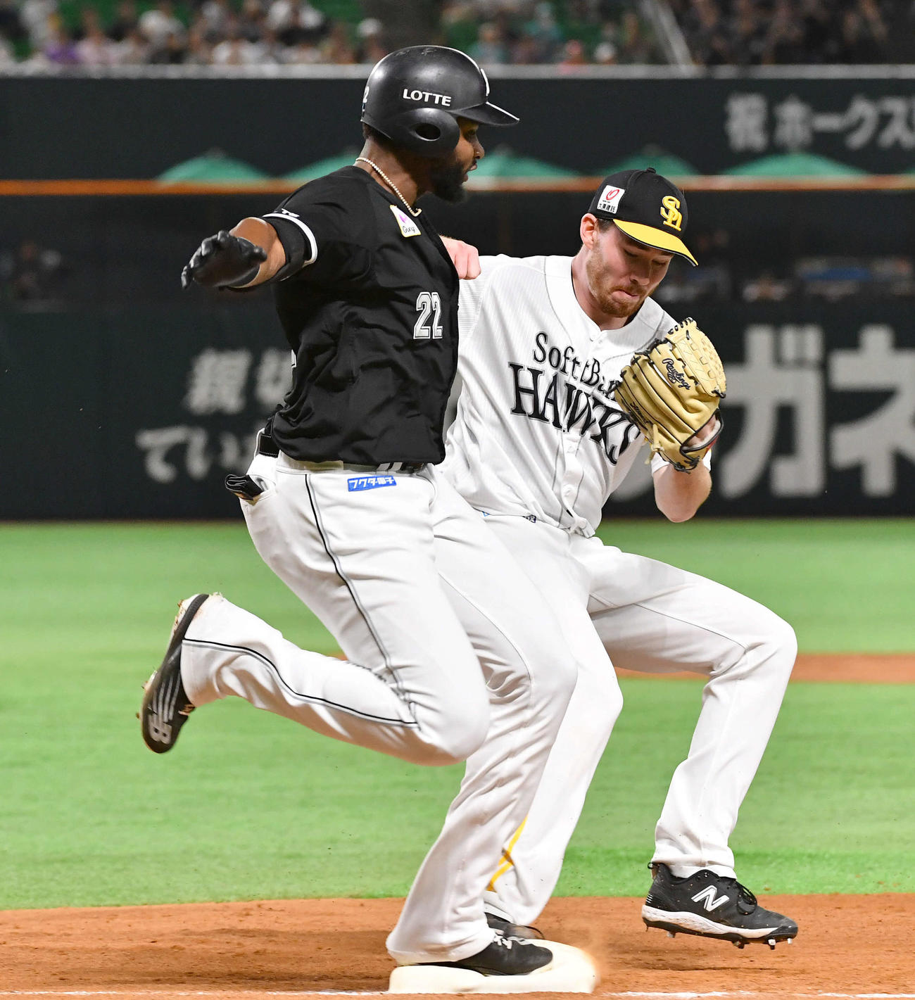 ソフトバンク対ロッテ　3回表ロッテ無死、ポランコ（左）に一塁内野安打を許したスチュワート（撮影・岩下翔太）