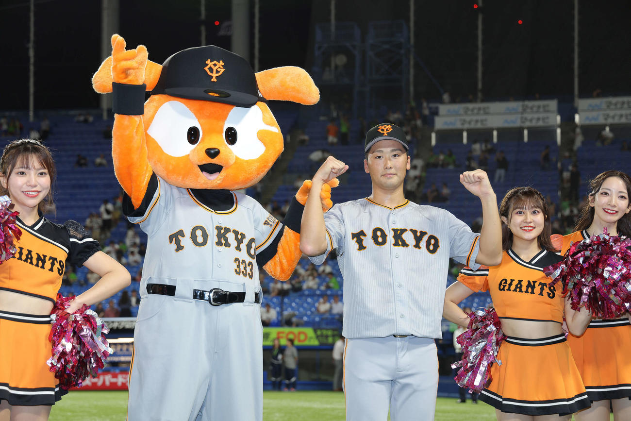 ヤクルトに勝利し、ヴィーナスのチアと写真に納まる船迫とジャビット（撮影・河田真司）