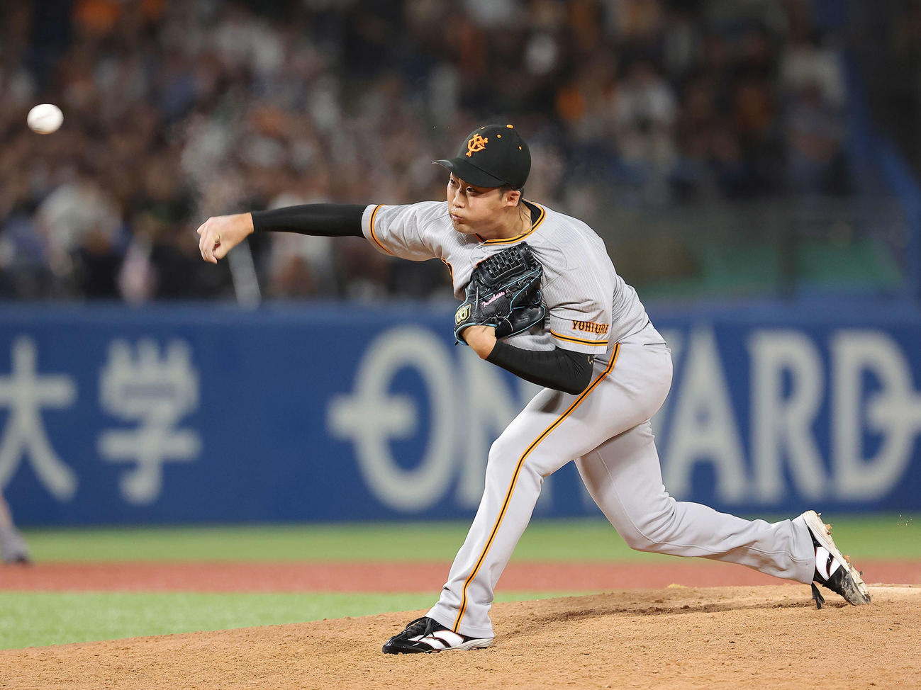ヤクルト対巨人　8回裏ヤクルト2死一、三塁、4番手で登板する船迫（撮影・河田真司）