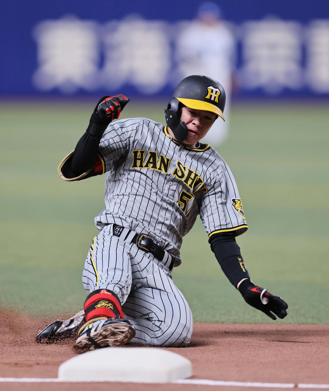 中日対阪神　1回表阪神無死一塁、中野は右中間に先制適時打を放ち三塁に滑り込む（撮影・上田博志）