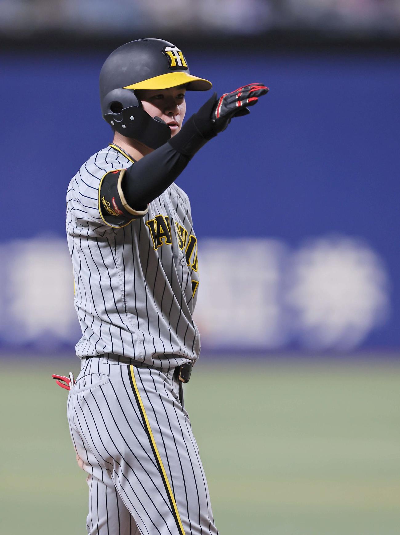 中日対阪神　1回表阪神無死一塁、中野は先制適時三塁打を放つ（撮影・上田博志）