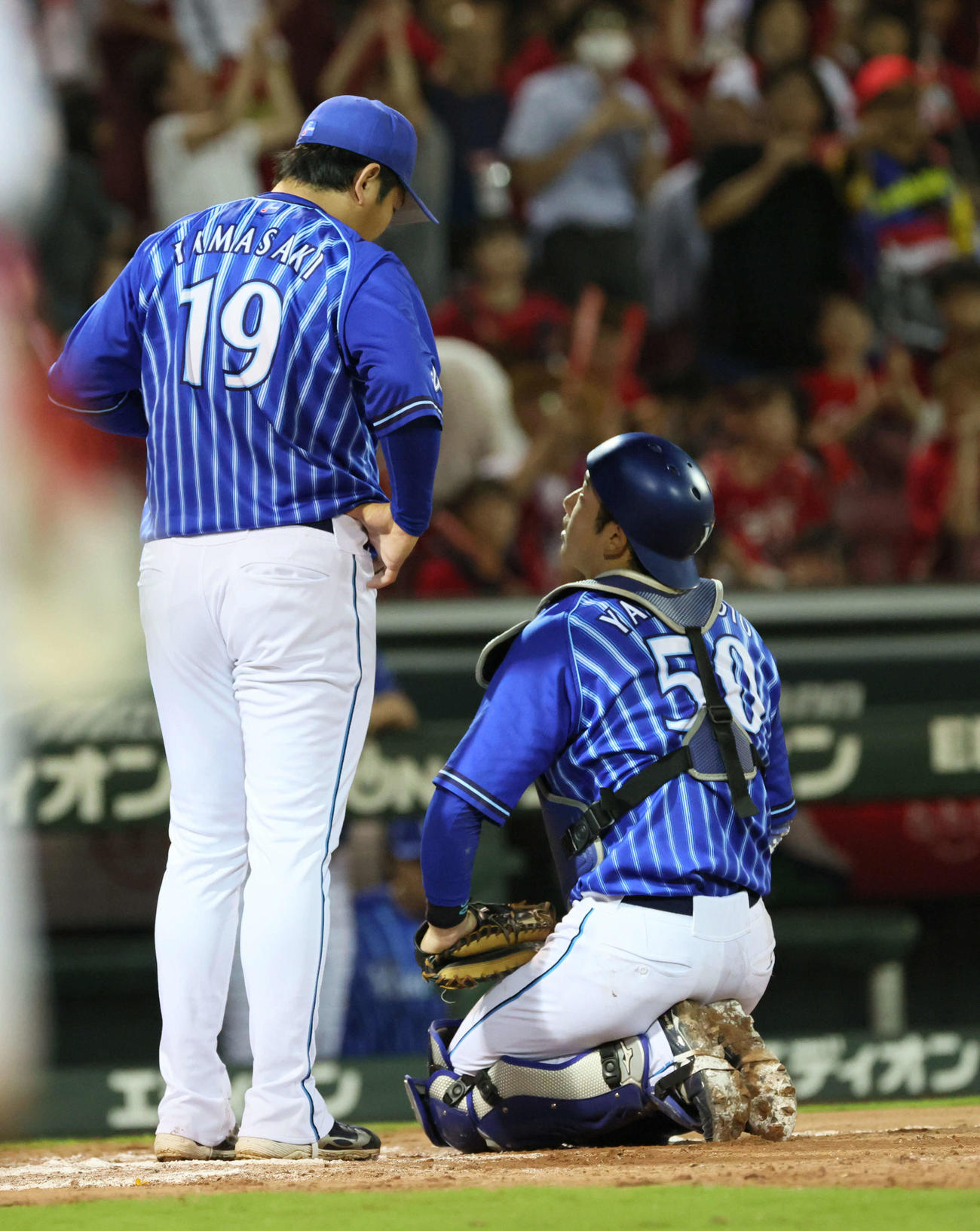 広島対DeNA 10回裏広島2死一、二塁、堂林のサヨナラ中前適時打で本塁のアウトセーフのリクエストの結果を待つ山崎と山本（撮影・加藤孝規）