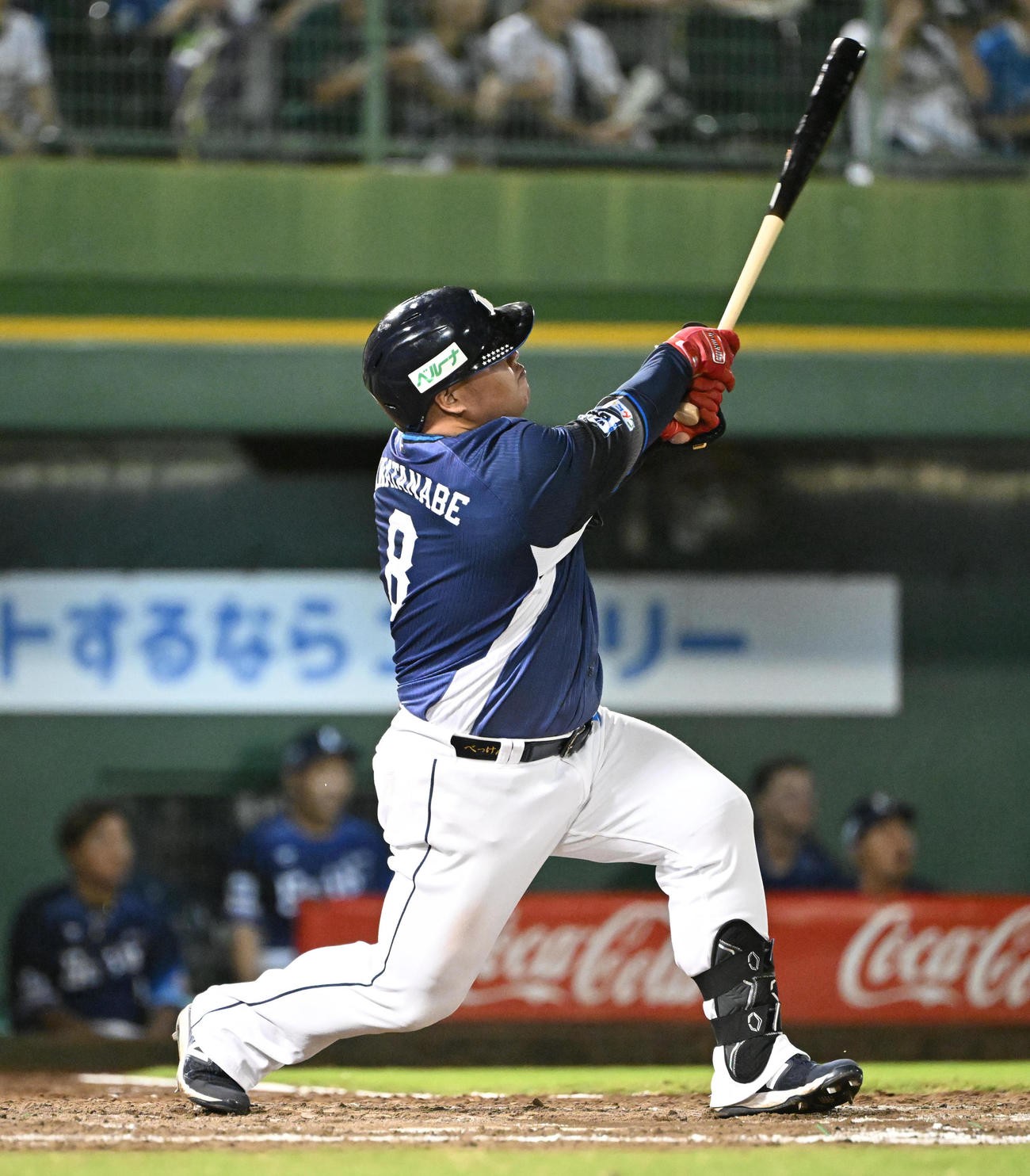 オリックス対西武　8回表西武2死二塁、左越え2点本塁打を放つ渡部（撮影・和賀正仁）