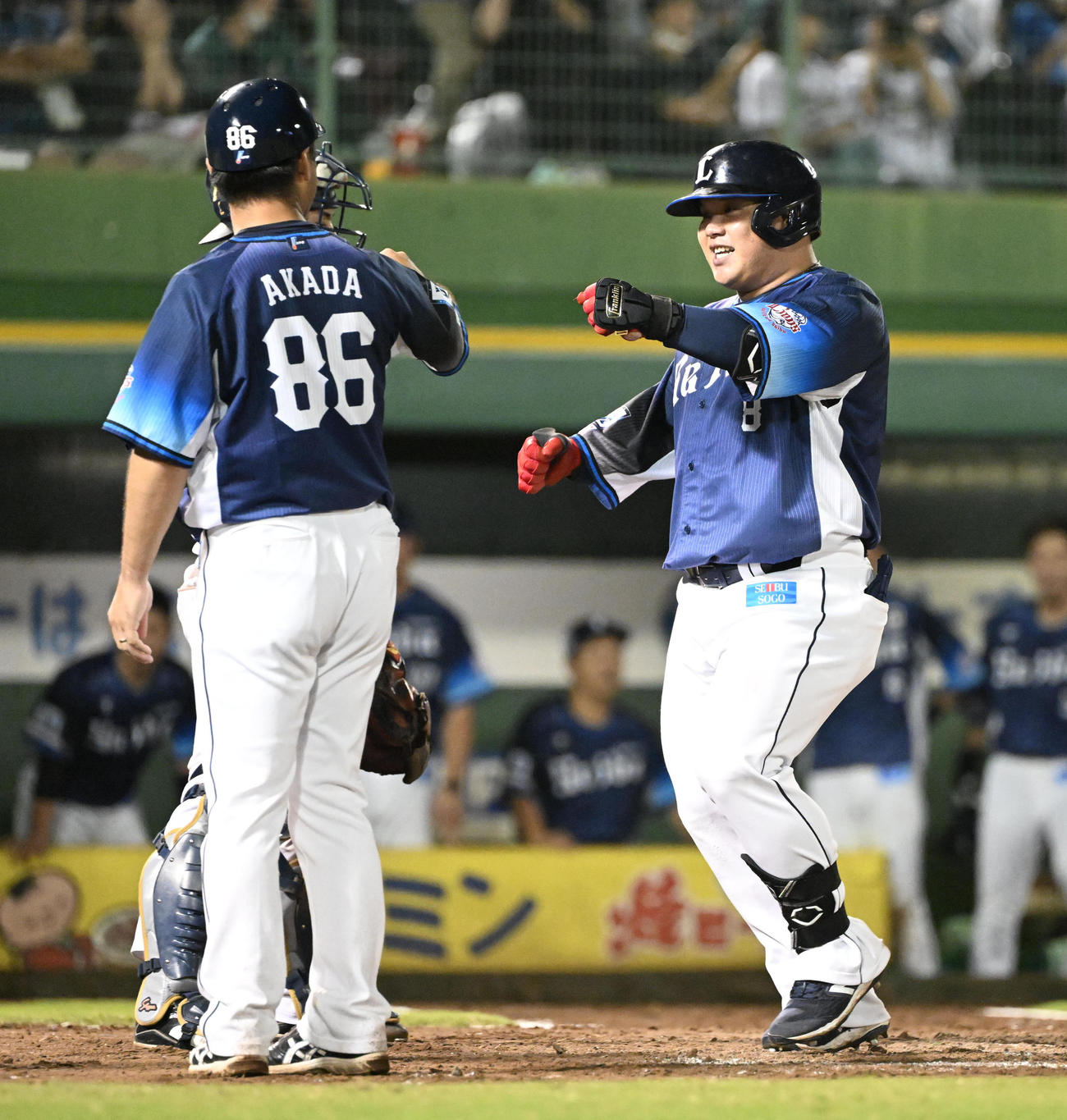 オリックス対西武　8回表西武2死二塁、左越え2点本塁打を放ち生還する渡部（撮影・和賀正仁）