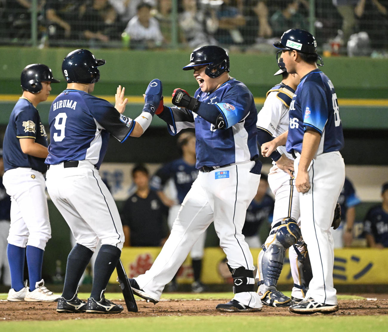 オリックス対西武　8回表西武2死二塁、左越え2点本塁打を放ち生還する渡部（撮影・和賀正仁）
