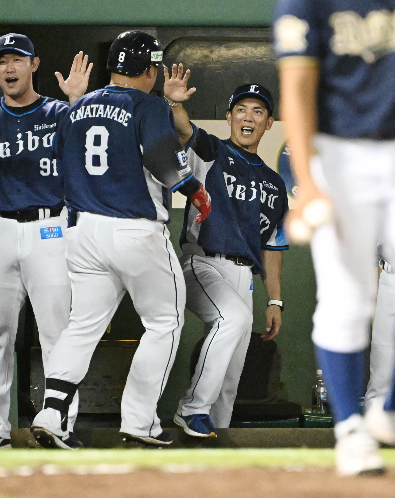 オリックス対西武　8回表西武2死二塁、左越え2点本塁打を放った渡部は松井監督に迎えられる（撮影・和賀正仁）