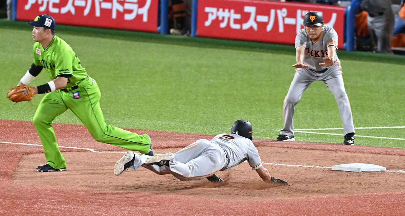 ヤクルト対巨人　9回表巨人1死一塁、石山の一塁けん制悪送球で三塁へ進む吉川（中央）（撮影・山崎安昭）