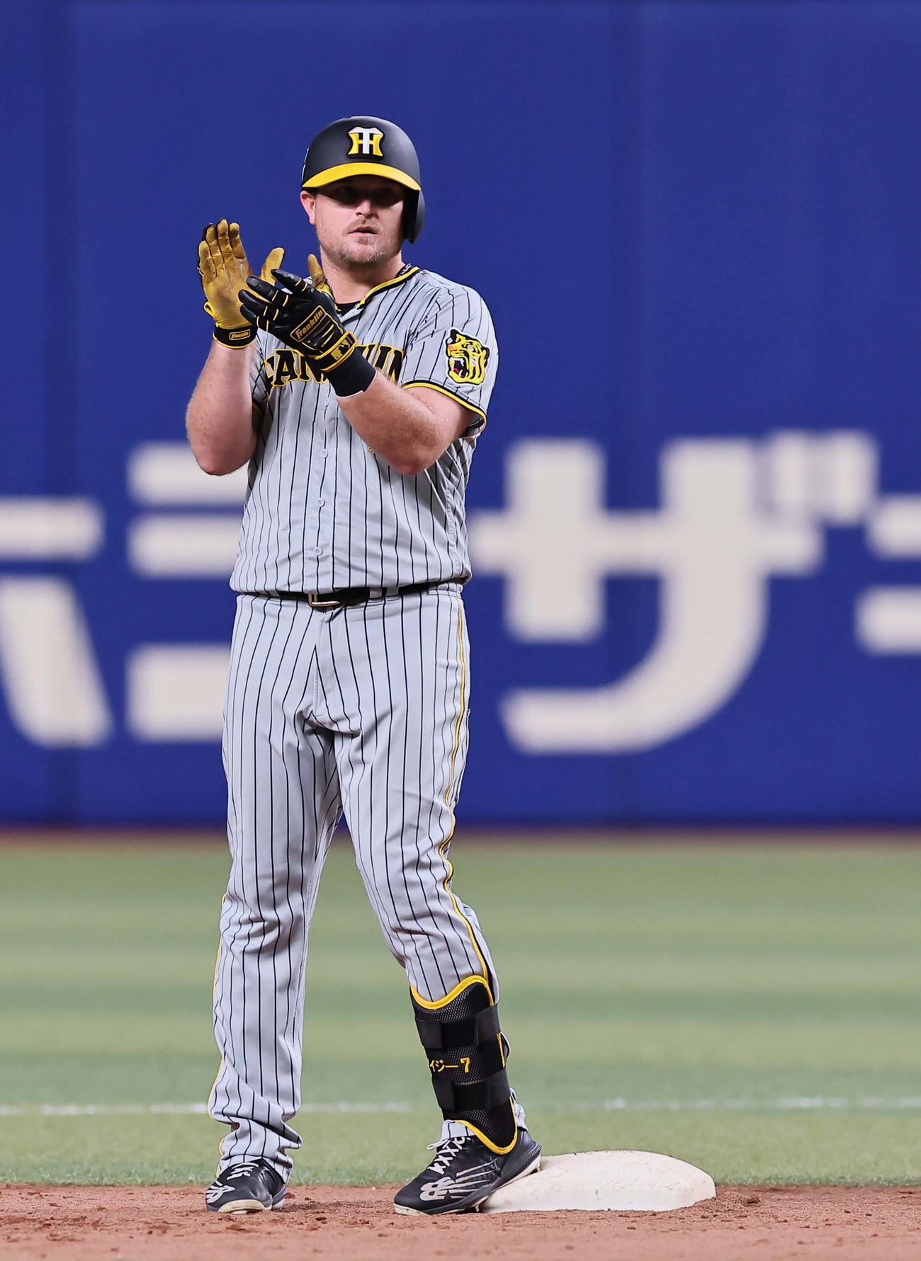 中日対阪神　3回表阪神無死一、二塁、シェルドン・ノイジーは適時二塁打を放ち手をたたく（撮影・上田博志）