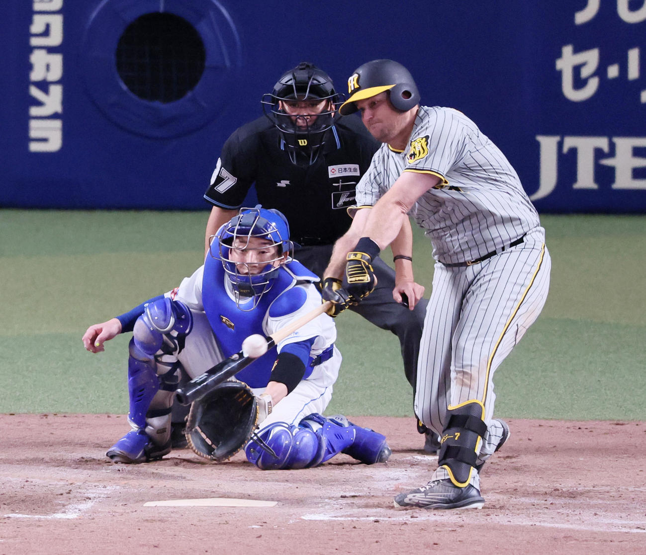 中日対阪神　4回表阪神2死三塁、ノイジーは低めを拾って左前適時打を放つ（撮影・加藤哉）