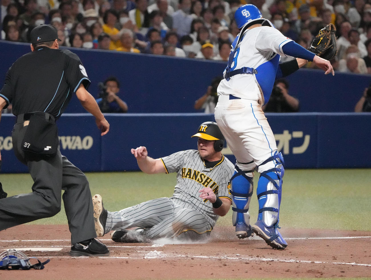 中日対阪神　3回表阪神1死二、三塁、木浪の中犠飛で生還するノイジー。捕手は宇佐見（撮影・森本幸一）