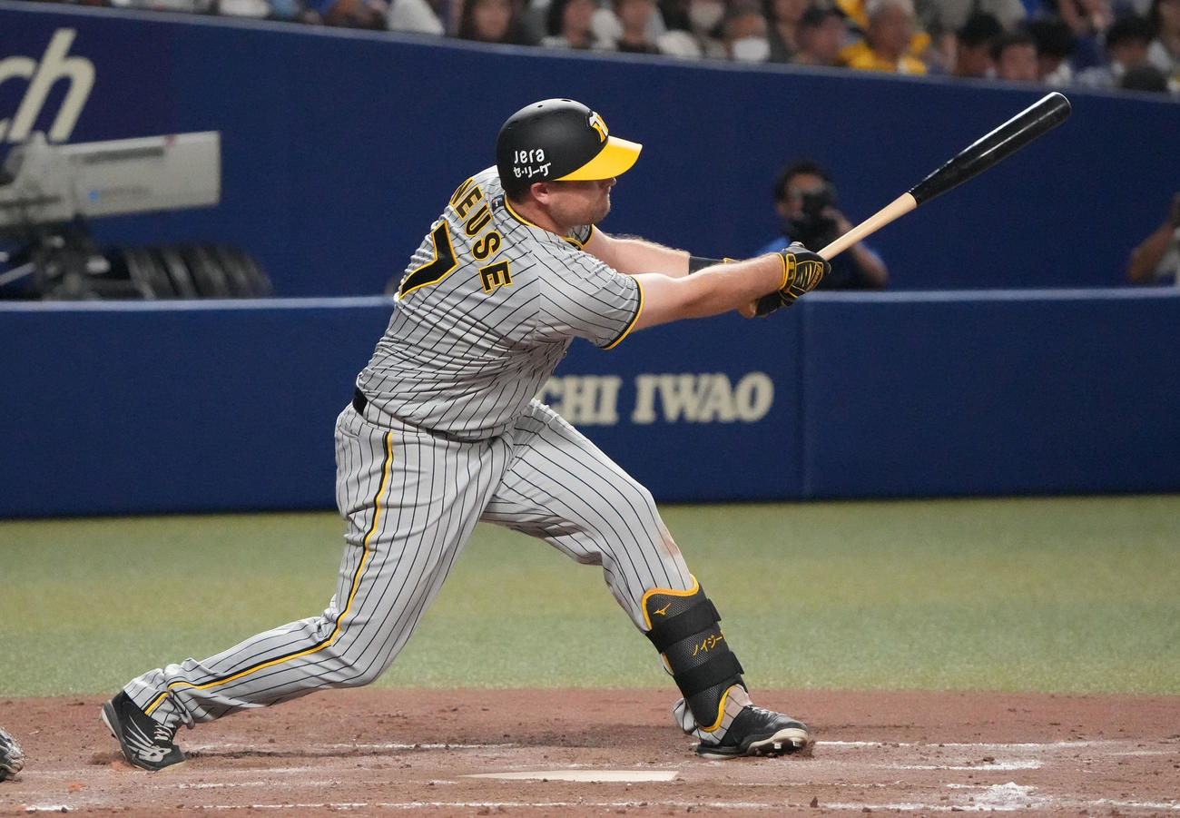 中日対阪神　4回表阪神2死三塁、左前適時打を放つノイジー（撮影・森本幸一）