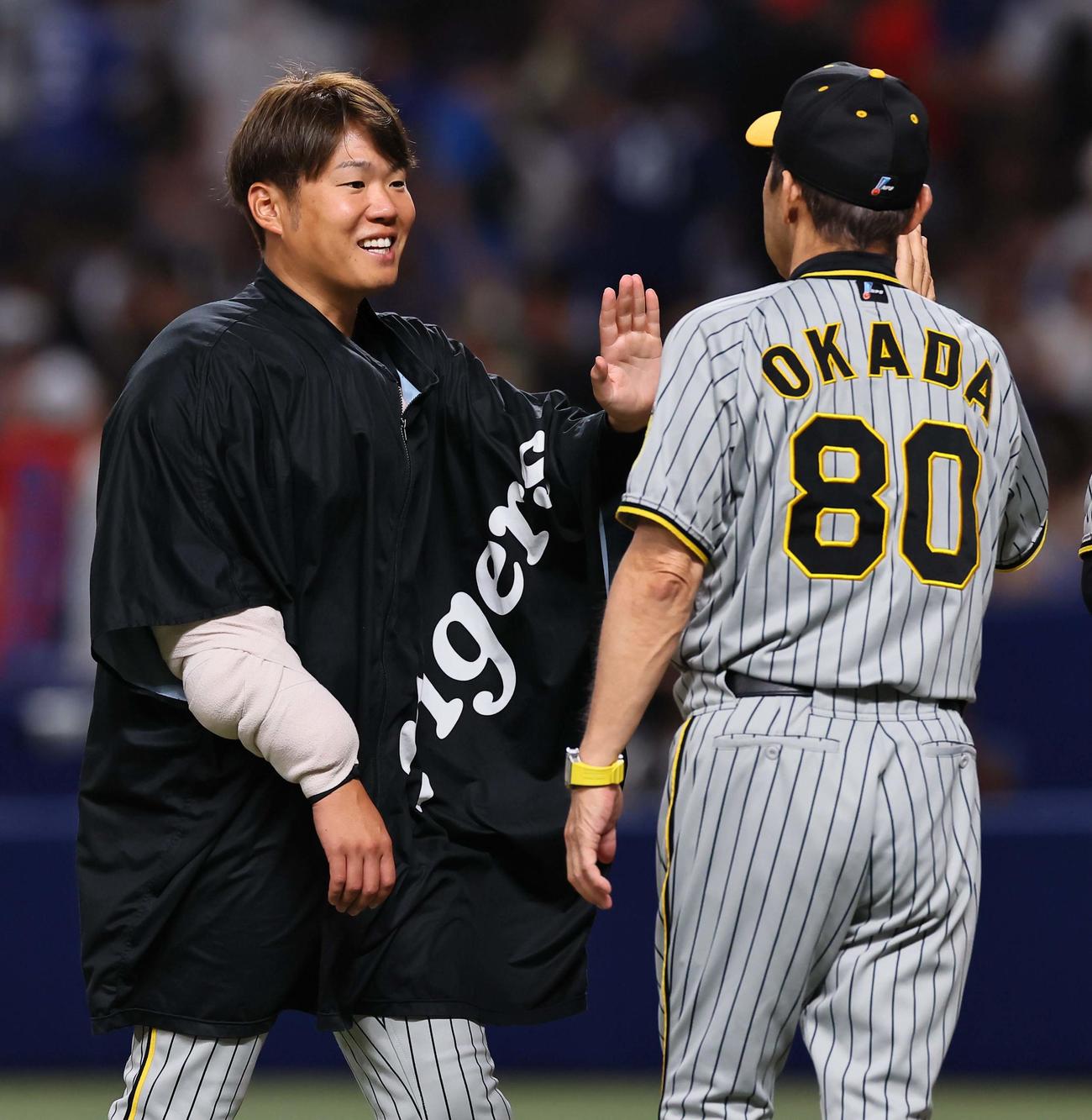 中日対阪神　6勝目をあげた西勇（左）は岡田監督と笑顔でハイタッチをする（撮影・上田博志）
