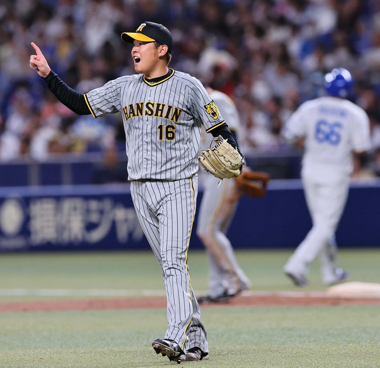 中日対阪神　7回裏中日無死、西勇はビシエドを遊ゴロに打ち取り雄たけびをあげる（撮影・上田博志）