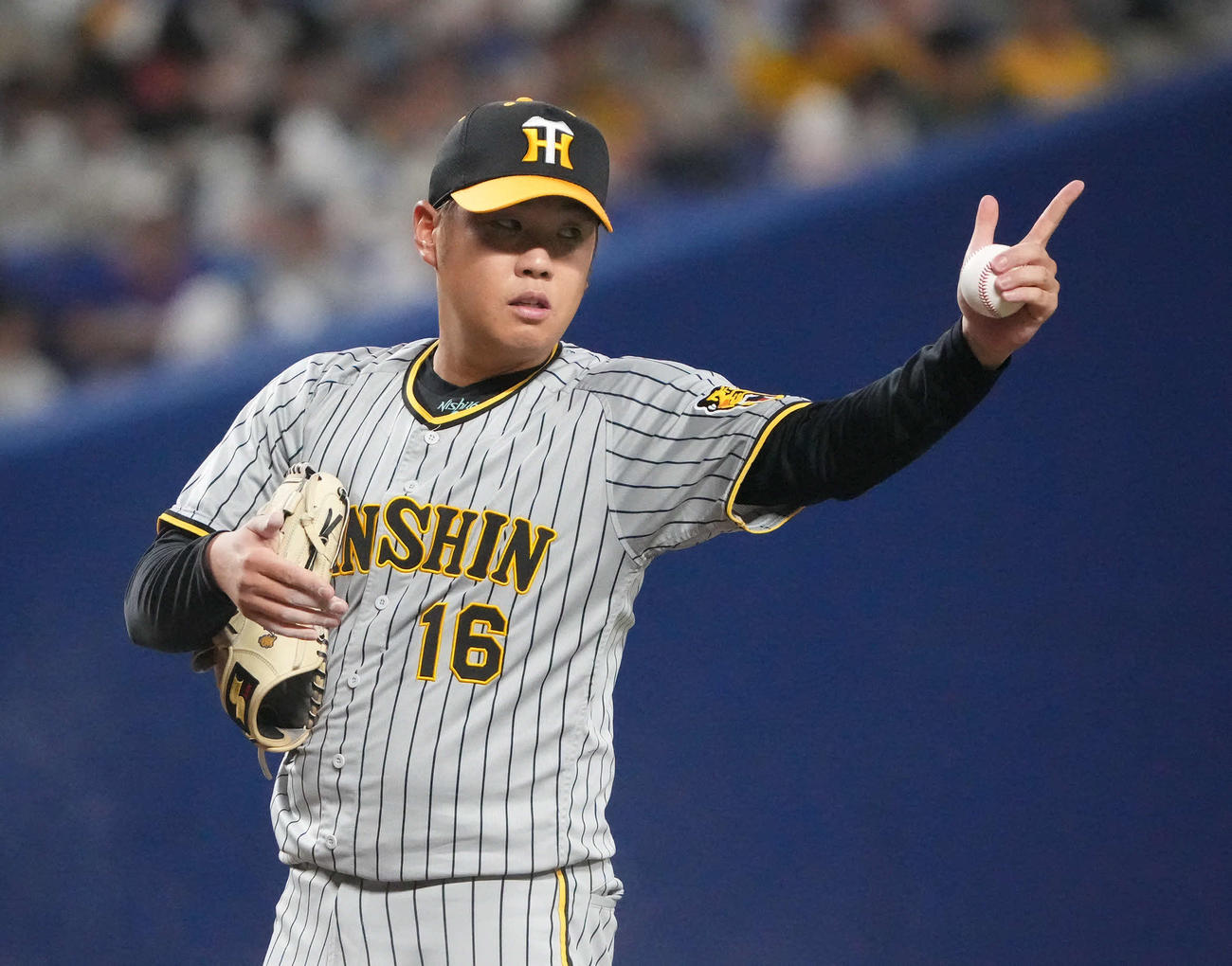 中日対阪神　5回裏中日2死、野手に合図を送る西勇（撮影・森本幸一）