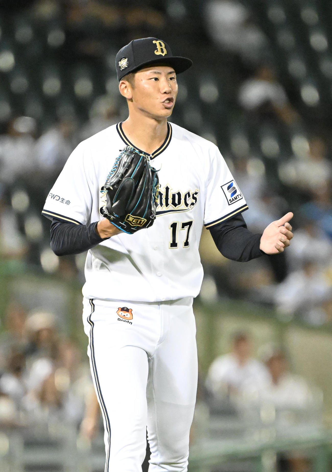 オリックス対西武　4回表西武1死一塁、栗山を三ゴロ併殺に打ち取り手をたたく曽谷（撮影・和賀正仁）