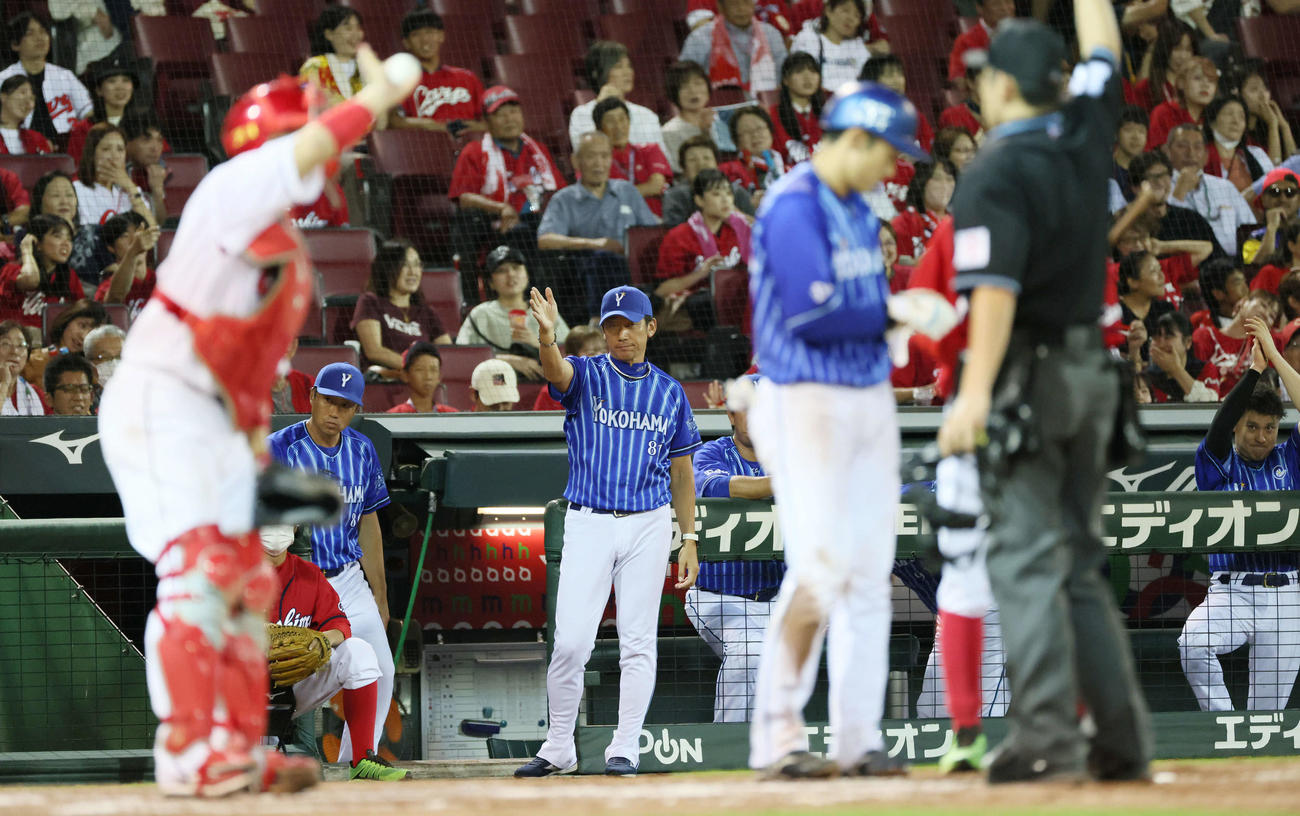 広島対DeNA 9回表DeNA1死満塁、山本の押し出し四球で勝ち越した三浦監督（中央）（撮影・加藤孝規）