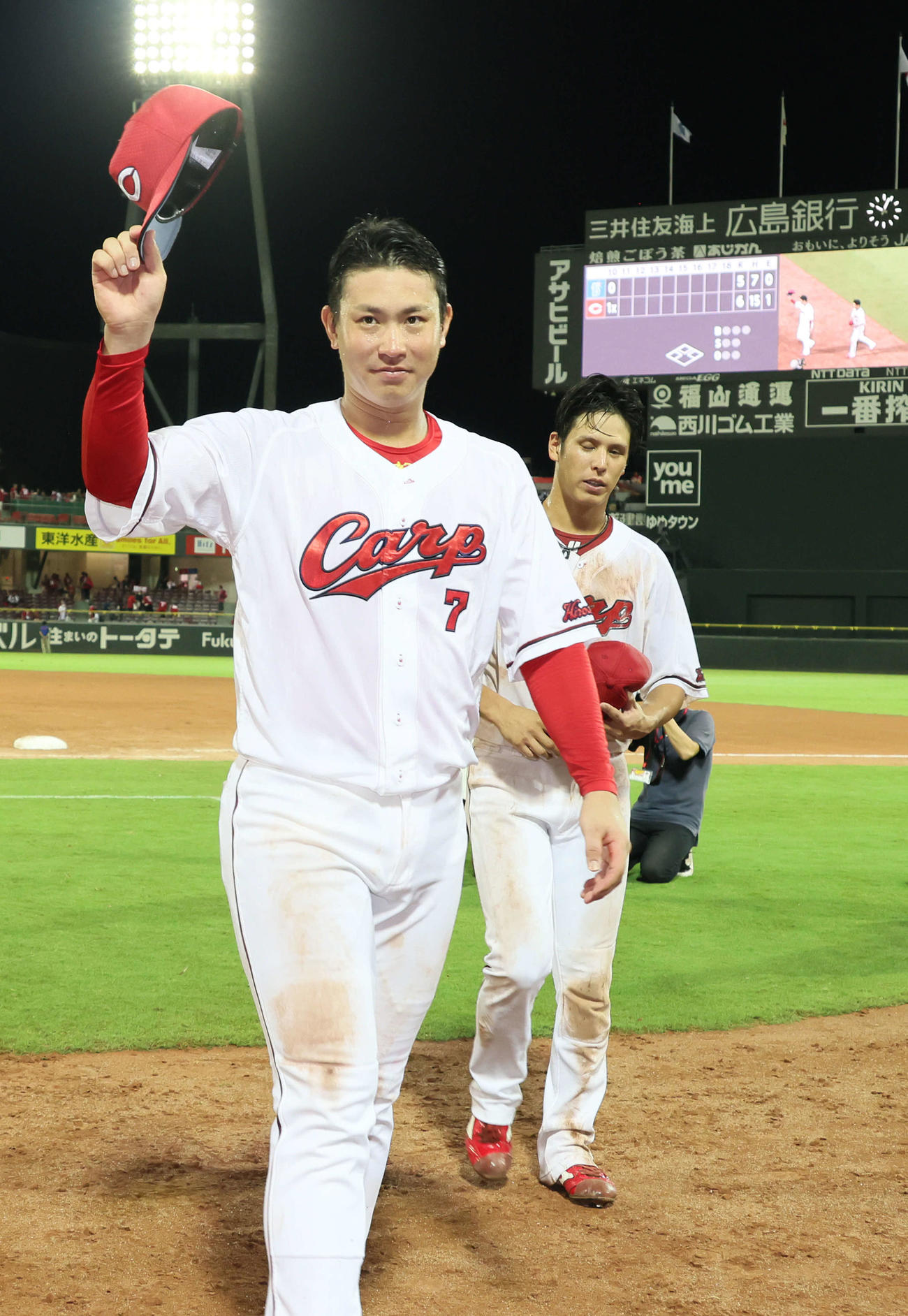 広島対DeNA　ファンの声援に応える堂林と曽根（右）（撮影・加藤孝規）
