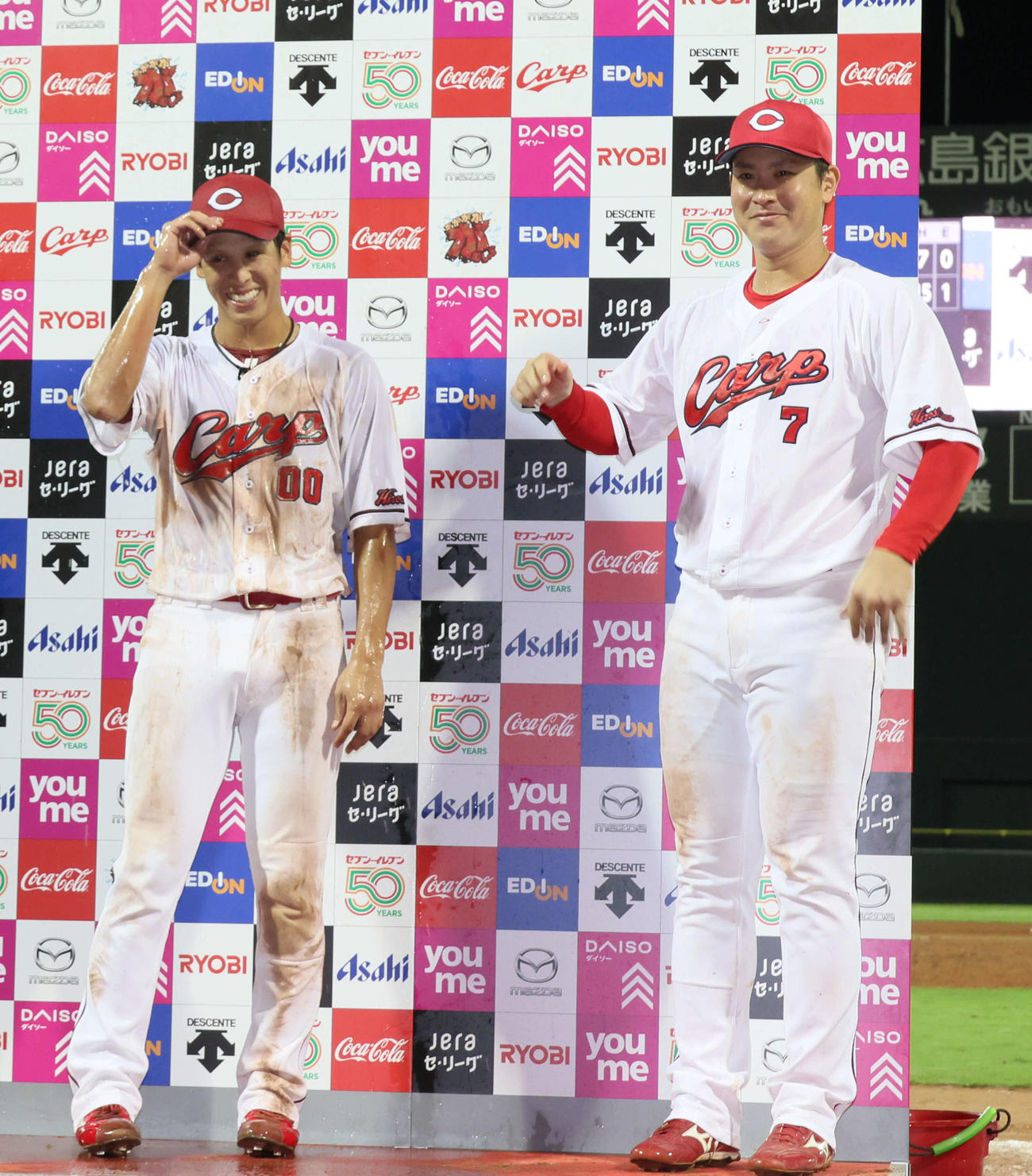 広島対DeNA　お立ち台で堂林（右）に水をかけられた曽根（撮影・加藤孝規）