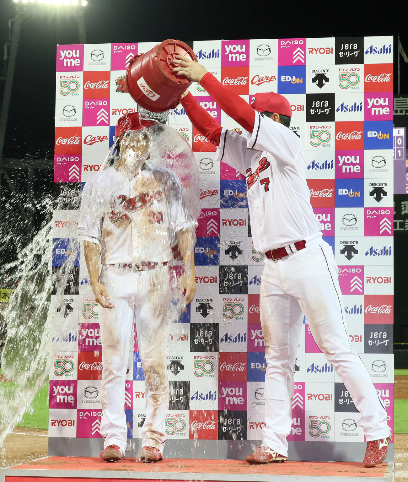 広島対DeNA　お立ち台で堂林（右）に水をかけられる曽根（撮影・加藤孝規）