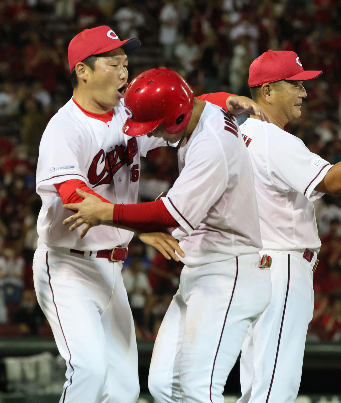 広島対DeNA　サヨナラ中前適時打を放った堂林を迎える新井監督（左）（撮影・加藤孝規）