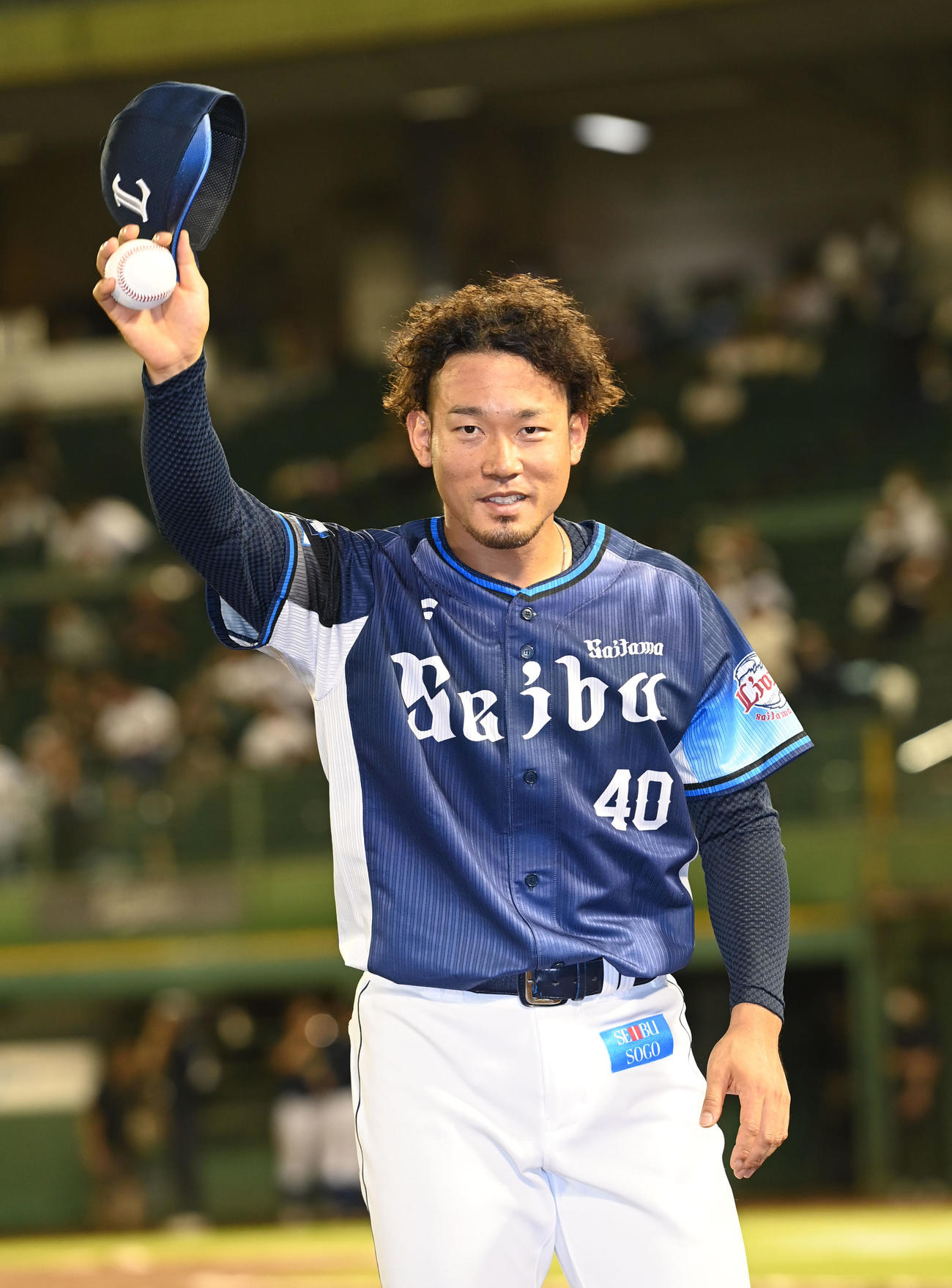 オリックス対西武　ヒーローインタビュー後、ウイニングボールを披露する西武田村（撮影・和賀正仁）