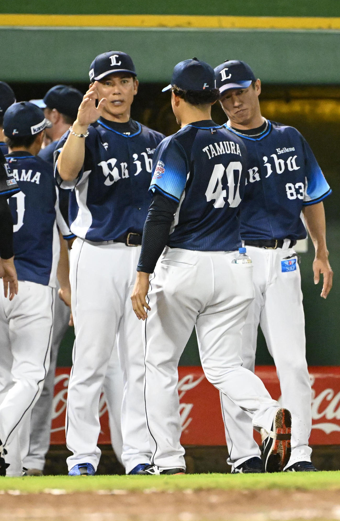 オリックス対西武　勝利投手となった西武田村を迎える西武松井監督（撮影・和賀正仁）