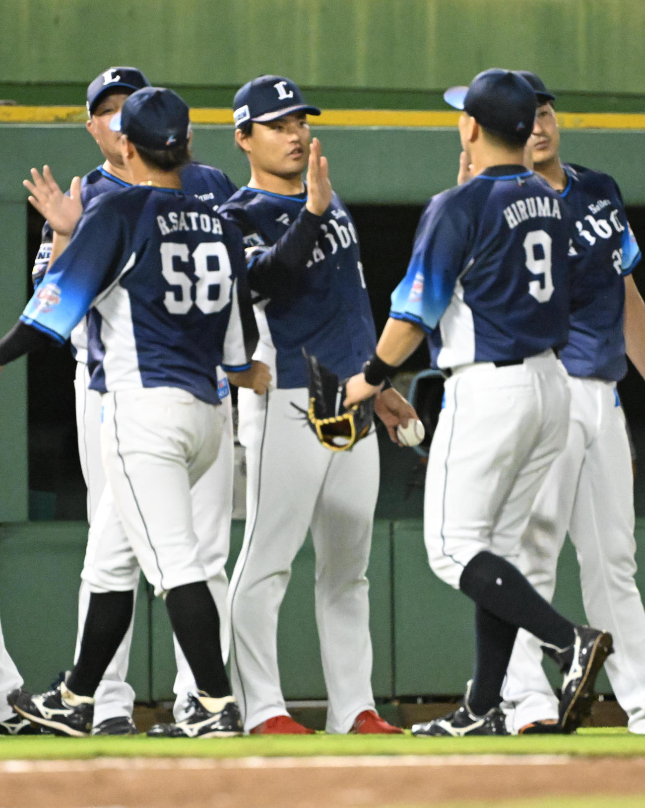 オリックス対西武　ウイニングボールを手にナインを迎える西武田村（撮影・和賀正仁）