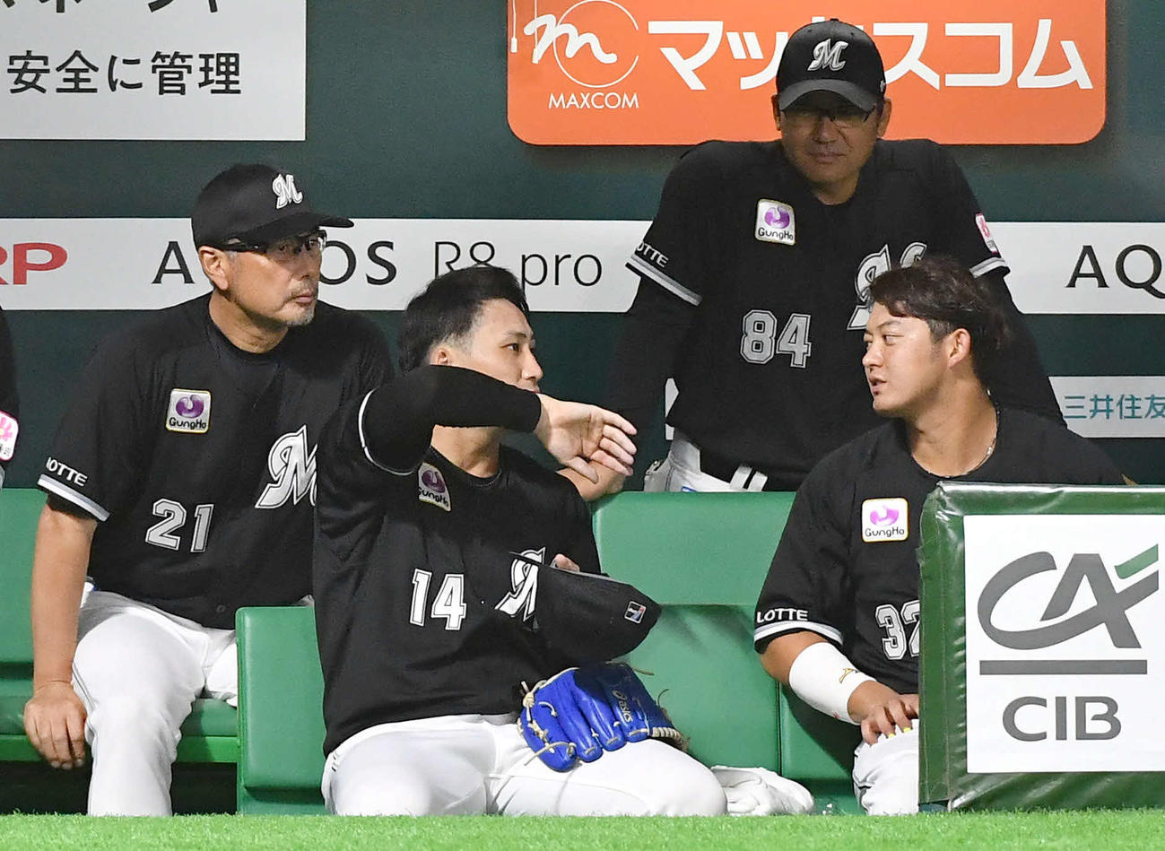 ソフトバンク対ロッテ　1回裏を抑え、ベンチで佐藤都（手前右）と話す小島（左から2人目）（撮影・岩下翔太）