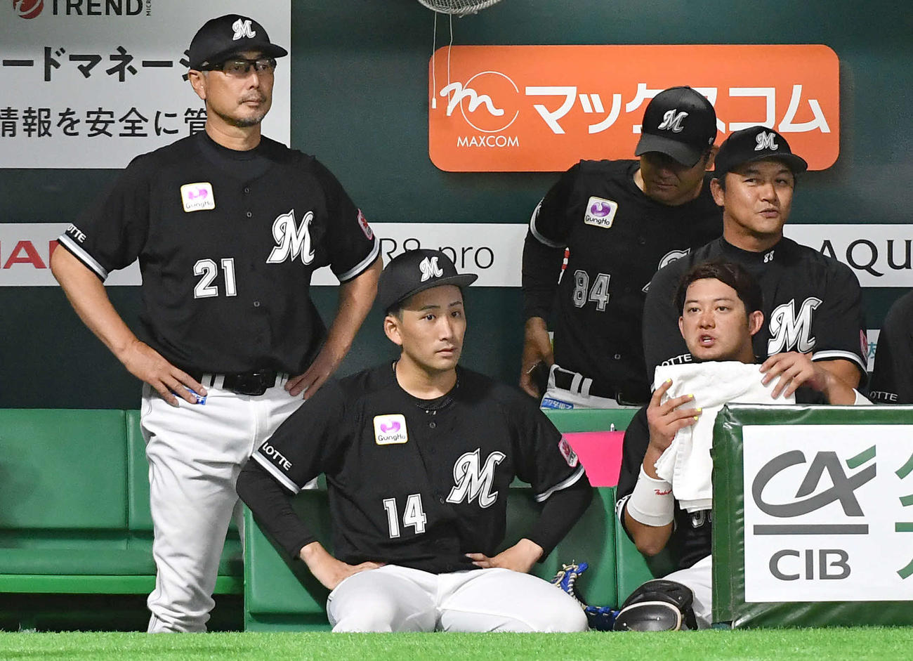 ソフトバンク対ロッテ　3回裏を無失点に抑え、吉井監督（左奥）と同じポーズで佐藤都（手前右）と話す小島（撮影・岩下翔太）