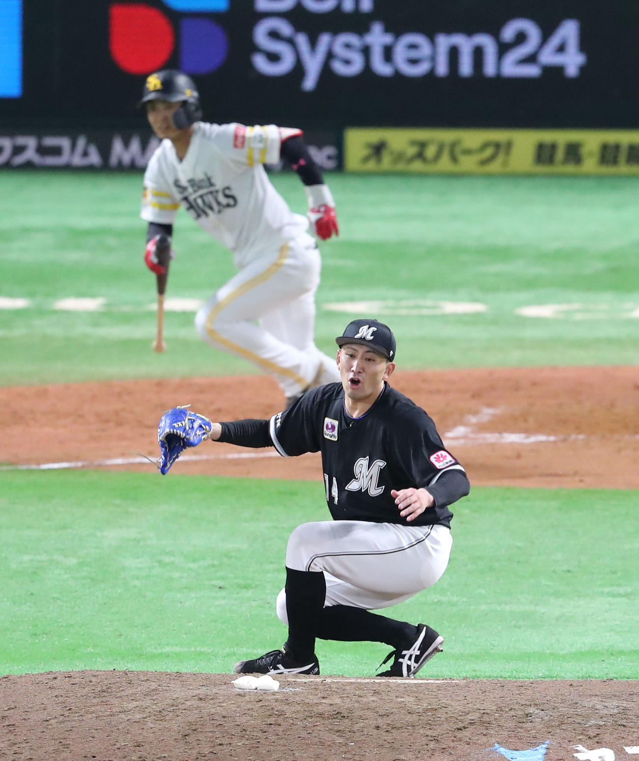 ソフトバンク対ロッテ　4回裏ソフトバンク2死一、三塁、今宮は二直に終わる、小島はガッツポーズ（撮影・梅根麻紀）