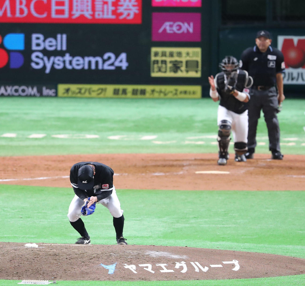 ソフトバンク対ロッテ　4回裏ソフトバンク2死一、三塁、今宮は二直に終わる、小島はガッツポーズ（撮影・梅根麻紀）