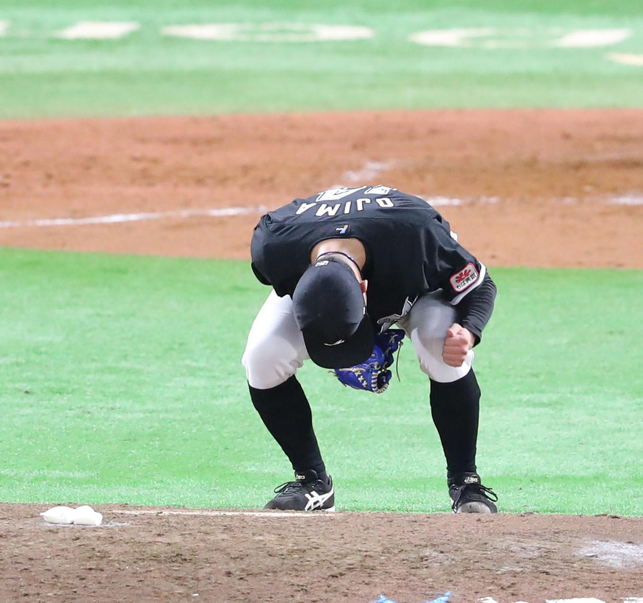 ソフトバンク対ロッテ　4回裏ソフトバンク2死一、三塁、今宮を二直に仕留め、小島はこん身のガッツポーズ（撮影・梅根麻紀）
