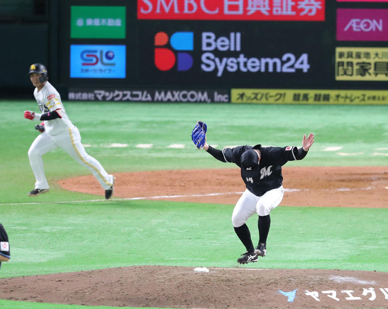ソフトバンク対ロッテ　4回裏ソフトバンク2死一、三塁、今宮は二直に終わる、小島はガッツポーズ（撮影・梅根麻紀）