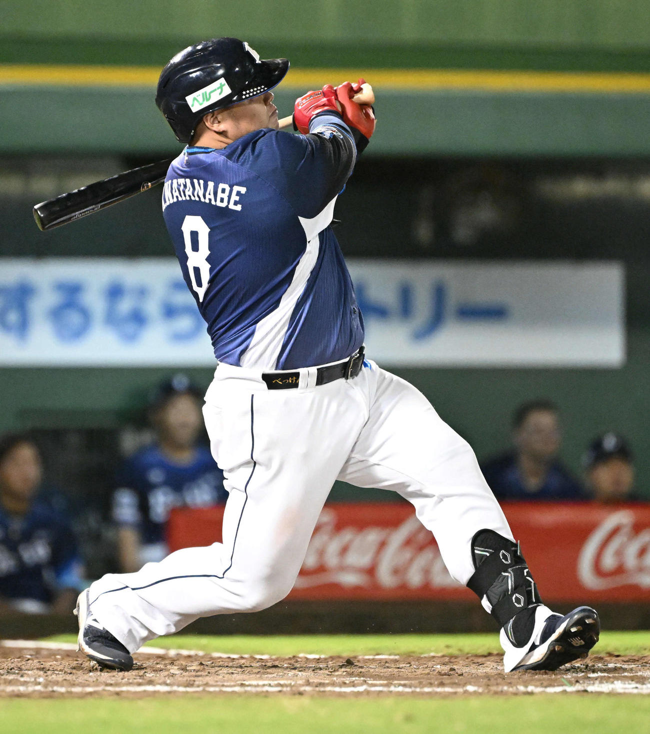 オリックス対西武　8回表西武2死二塁、左越え2点本塁打を放つ渡部（撮影・和賀正仁）