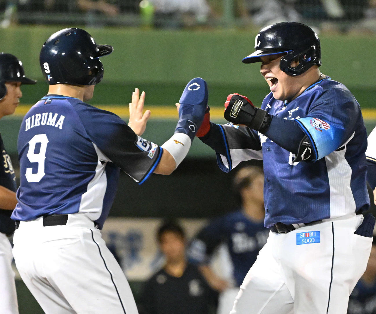 オリックス対西武　8回表西武2死二塁、左越え2点本塁打を放ち生還する渡部（右）（撮影・和賀正仁）