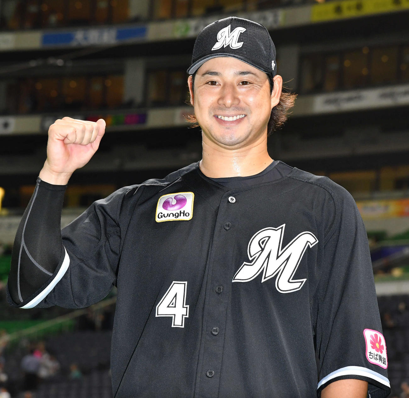 ソフトバンク対ロッテ　ソフトバンクに勝利し、笑顔でガッツポーズする藤岡（撮影・岩下翔太）