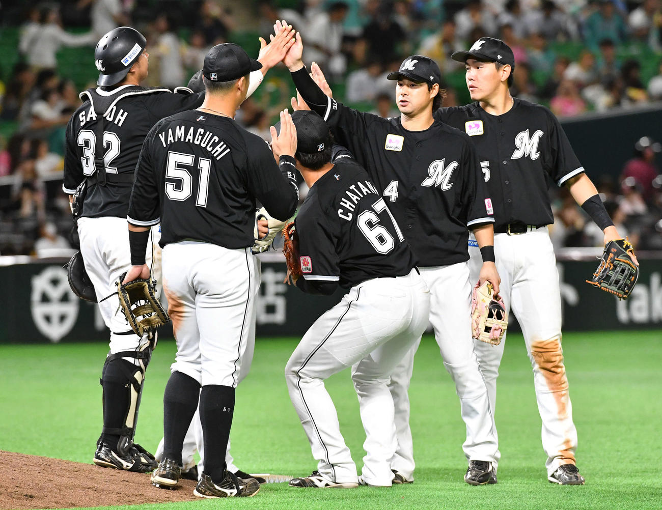 ソフトバンク対ロッテ　ソフトバンクに勝利し、タッチを交わす藤岡（右から2人目）らロッテナイン（撮影・岩下翔太）