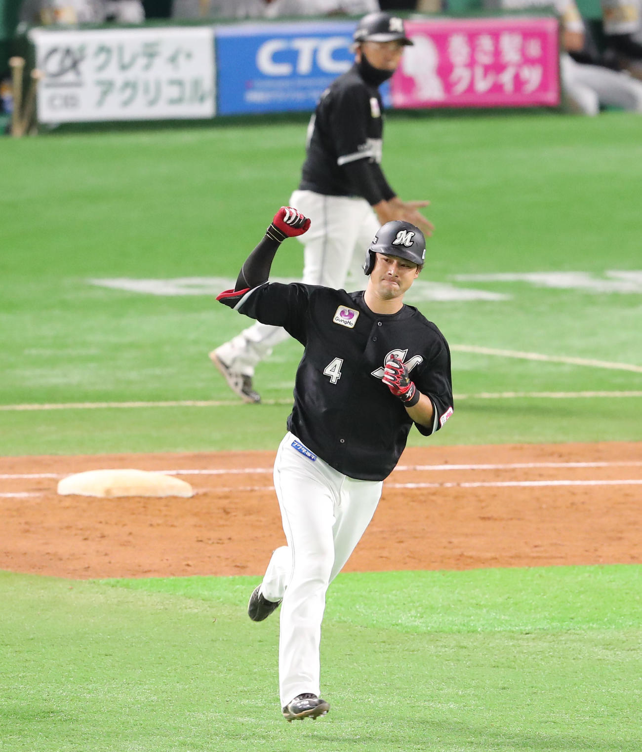 ソフトバンク対ロッテ　4回表ロッテ2死二塁、藤岡は右中間に2点本塁打を放ちガッツポーズ（撮影・梅根麻紀）