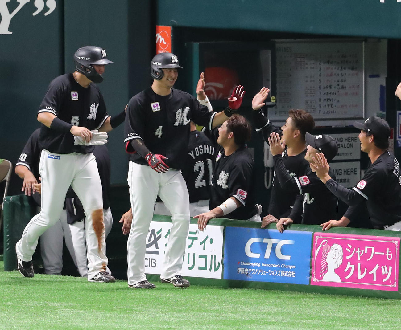 ソフトバンク対ロッテ　4回表ロッテ2死二塁、藤岡は右中間に2点本塁打を放つ、大喜びのナイン（撮影・梅根麻紀）