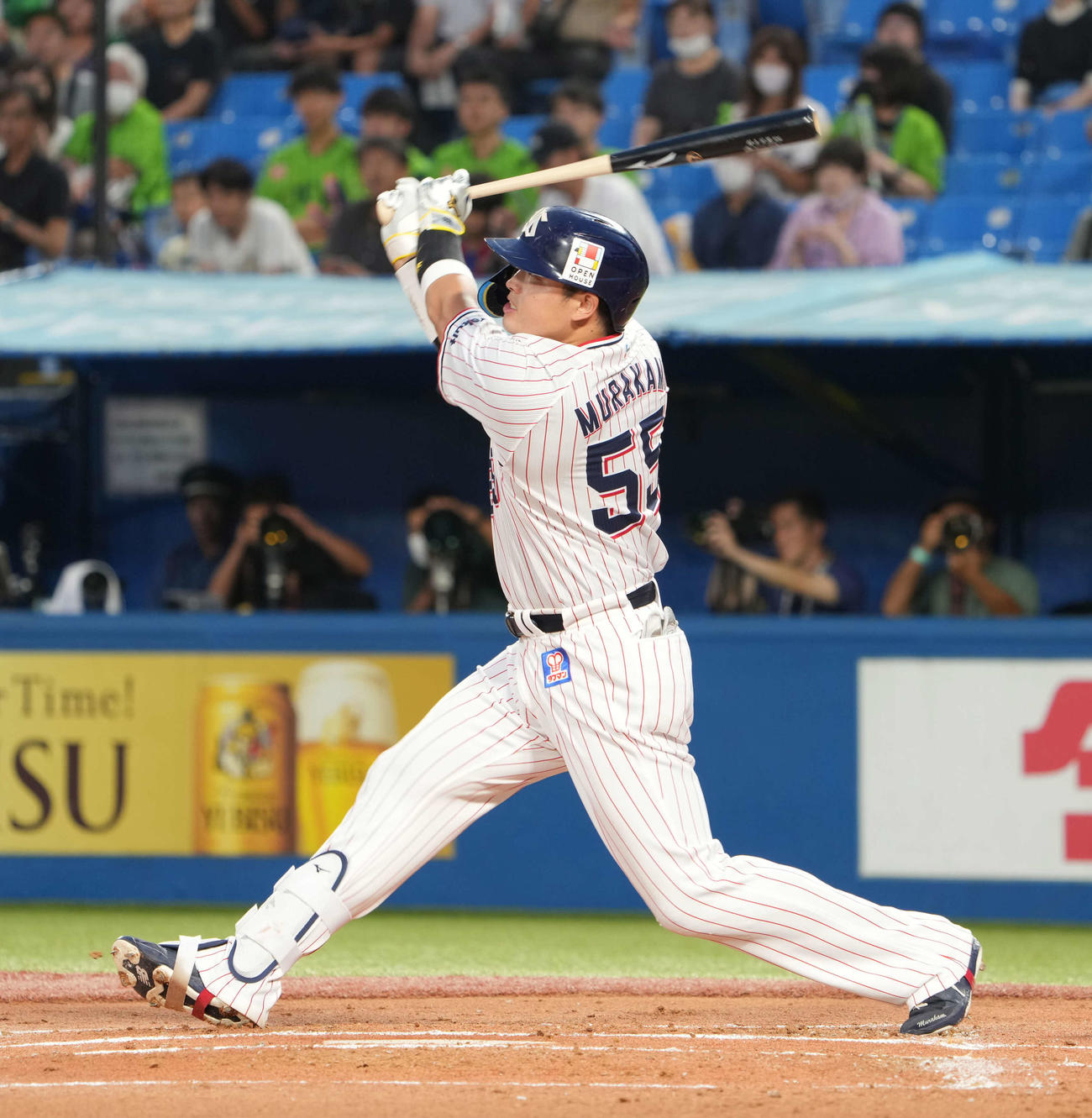 球団通算8500号となる本塁打を放つ村上（23年8月16日撮影）