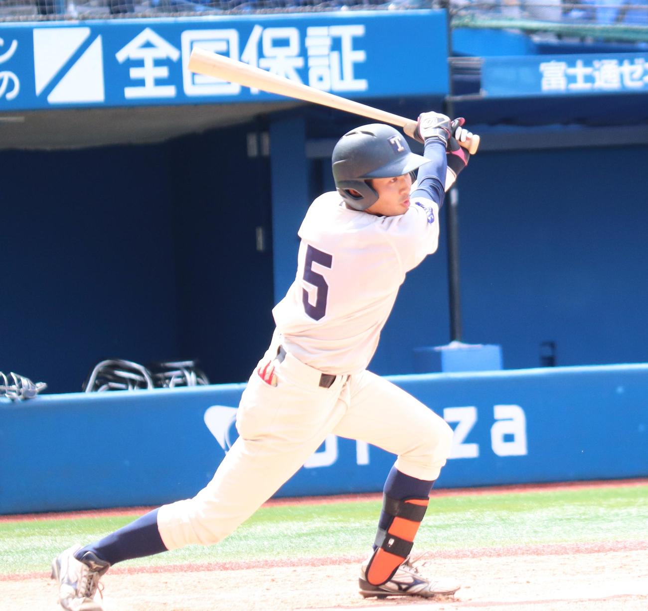 桐蔭横浜大対神奈川工大　9回表桐蔭横浜大2死二塁　右前適時打を放つ青木（撮影・星夏穂）