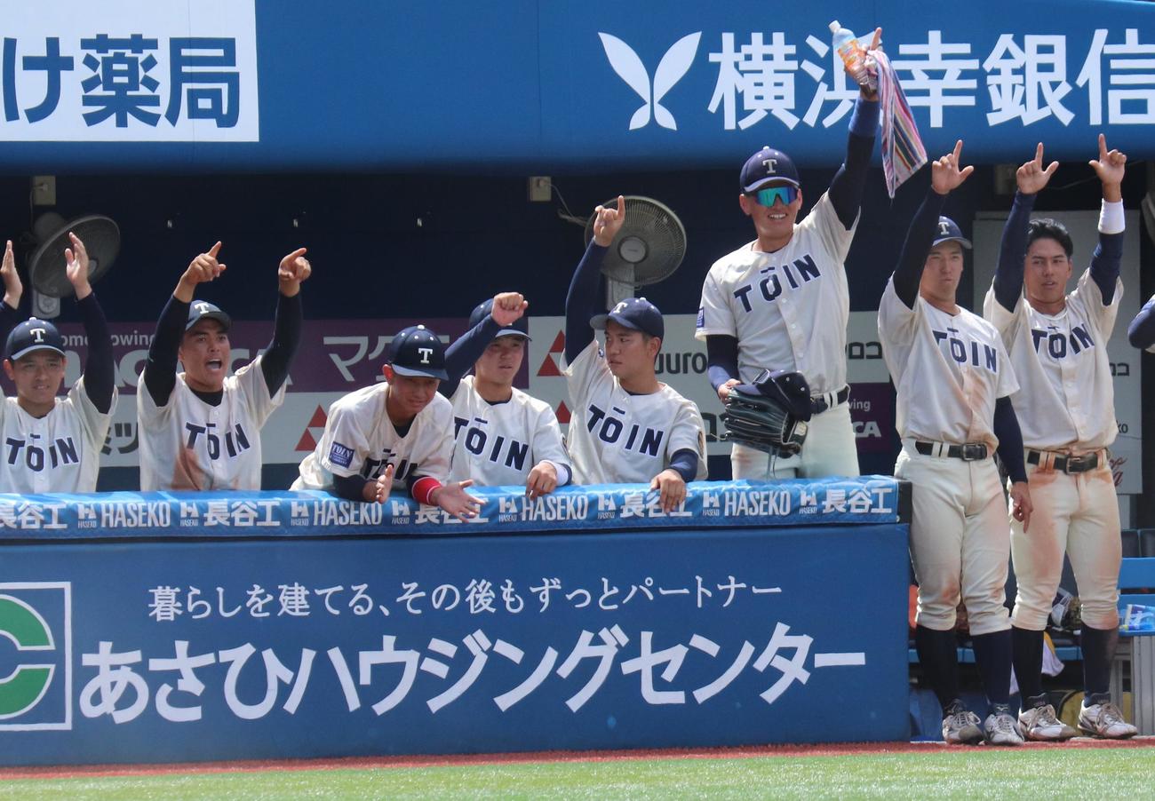 桐蔭横浜大対神奈川工大　9回表桐蔭横浜大2死二塁　青木が右前適時打を放ち盛り上がる桐蔭横浜大ベンチ（撮影・星夏穂）